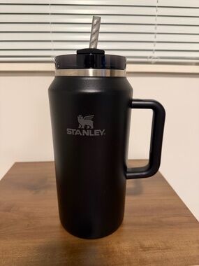 Stanley  Quencher H2.0 Flowstate Tumbler 64 oz Black